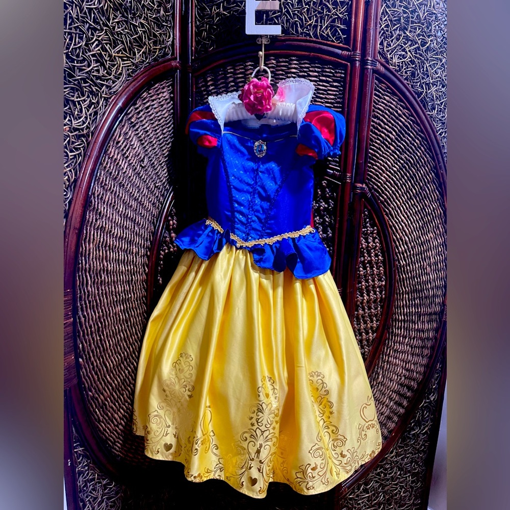 Snow White dress size 8 in very good condition